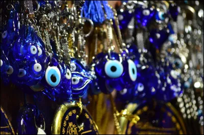🇹🇷 En Turquie, quel objet bleu en forme d&rsquo;&oelig;il est utilis&eacute; pour se prot&eacute;ger du mauvais sort ?