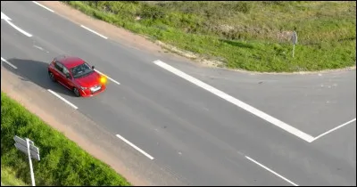 Cet automobiliste est bien plac&eacute; pour tourner &agrave; gauche :