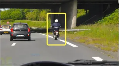 Pour d&eacute;passer ce scooter, je pourrai laisser un intervalle lat&eacute;ral de :