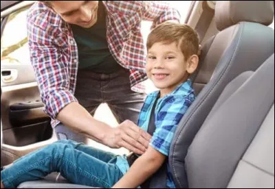 En r&egrave;gle g&eacute;n&eacute;rale, un enfant de 10 ans peut voyager sur le si&egrave;ge avant passager d'une voiture :