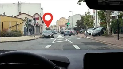 Pour tourner &agrave; gauche &agrave; cette intersection, je passe :
