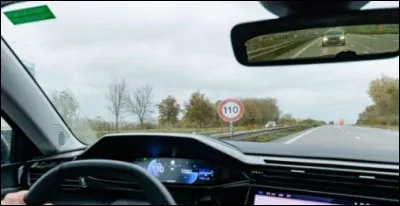 Le v&eacute;hicule derri&egrave;re moi me fait des appels de phares :