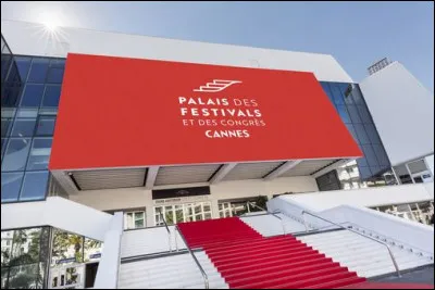 En quelle ann&eacute;e le nouveau palais est-il tout juste cr&eacute;&eacute;, accueillant les festivaliers dans la poussi&egrave;re ?