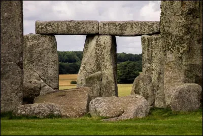 Quelle particularit&eacute; architecturale de Stonehenge impressionne encore aujourd&rsquo;hui les arch&eacute;ologues et les ing&eacute;nieurs sp&eacute;cialis&eacute;s dans les constructions anciennes ?