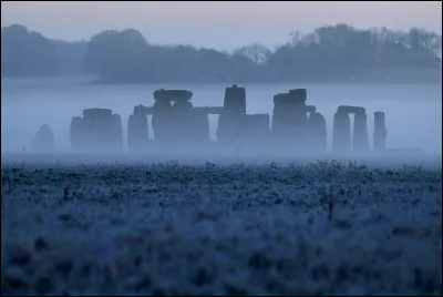 De quelle r&eacute;gion proviennent les c&eacute;l&egrave;bres &ldquo;pierres bleues&rdquo; utilis&eacute;es dans la construction de Stonehenge, certaines ayant parcouru plus de 200 kilom&egrave;tres avant d&rsquo;&ecirc;tre install&eacute;es sur le site ?