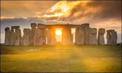 Quel ph&eacute;nom&egrave;ne astronomique majeur est pr&eacute;cis&eacute;ment align&eacute; avec l&rsquo;axe principal de Stonehenge et attire encore aujourd&rsquo;hui des milliers de visiteurs chaque ann&eacute;e ?
