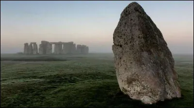 Quel nom porte la grande pierre isol&eacute;e situ&eacute;e &agrave; l&rsquo;ext&eacute;rieur du cercle principal et align&eacute;e avec le Soleil lors du solstice d&rsquo;&eacute;t&eacute; ?