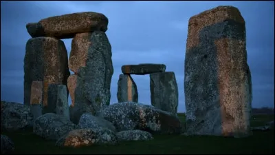 Pourquoi Stonehenge est-il consid&eacute;r&eacute; comme un exploit architectural exceptionnel pour les soci&eacute;t&eacute;s pr&eacute;historiques du N&eacute;olithique ?