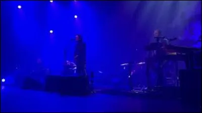 Quel chanteur d'Astaffort est l'auteur-compositeur et interpr&egrave;te du titre ''Elle &eacute;coute pousser les fleurs'' ?