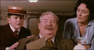 Qui vient chez les Dursley en d&eacute;truisant la porte ?