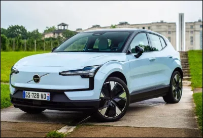 Petit par sa taille mais grand par ses innovations. Contrairement &agrave; ce que son blason pourrait laisser penser, ce SUV mise sur le minimalisme de ses &eacute;quipements et sur un impact &eacute;cologique r&eacute;duit. Comment s'appelle ce SUV ?