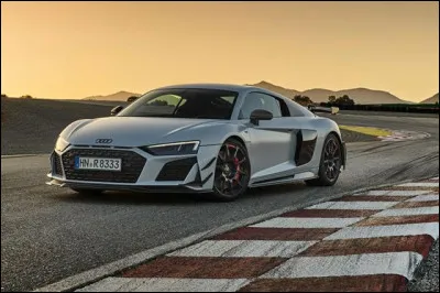 Abandonnant le syst&egrave;me &agrave; quatre roues motrices qui faisait l'identit&eacute; de son constructeur, ce mod&egrave;le a &eacute;t&eacute; annonc&eacute; comme le dernier membre d'une esp&egrave;ce bient&ocirc;t disparue. Quel nom porte cette voiture ?