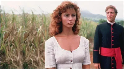 Avec qui Richard Chamberlain vit-il un amour passionnel dans la mini-s&eacute;rie t&eacute;l&eacute;vis&eacute;e am&eacute;ricaine "Les Oiseaux se cachent pour mourir" ?