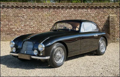 Sauv&eacute;e par un homme atypique qui donnera ses initiales &agrave; l'une des plus grandes lign&eacute;es de l'histoire automobile, cette voiture partage son dessin avec l'une des plus grandes figures du cin&eacute;ma. Quelle est cette voiture ?