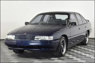 Afin de compenser la scission de sa division sportive d'avec sa maison-m&egrave;re, ce constructeur automobile s'est associ&eacute; &agrave; un grand nom de la course automobile oc&eacute;anienne pour fonder et diriger sa nouvelle entit&eacute; de comp&eacute;tition. C'est sous son &eacute;gide que sort cette voiture. Quel est son nom ?