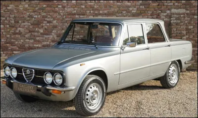 Avec cette voiture, le constructeur a sign&eacute; la long&eacute;vit&eacute; record de l'un de ses mod&egrave;les phares. Cependant, &agrave; l'aube des ann&eacute;es 1970, elle commence &agrave; accuser le poids de son &acirc;ge. Quel est ce mod&egrave;le ?