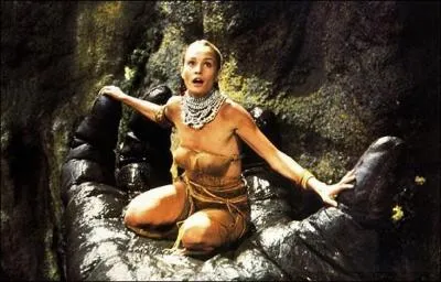 Si belle, si fragile dans la main de King Kong, c'est ... .