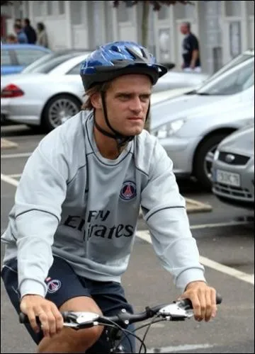 Non ce n'est pas un grand cycliste, c'est un footballeur en attente de temps de jeu, c'est ...