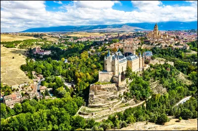 De quel pays ''Castille-et-Le&oacute;n'' est-elle une communaut&eacute; autonome ?