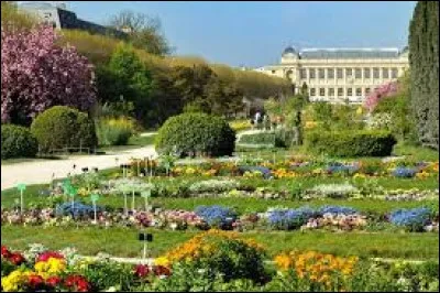 "J'aime Paris au mois de mai quand les bourgeons renaissent qu'une nouvelle jeunesse s'empare de la vieille cit&eacute; qui se met &agrave; rayonner ..." : qui chante "J'aime Paris au mois de mai", titre sorti en 1956 ?