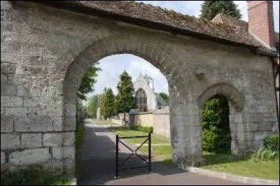 Je vous attends devant la porte des Chanoines, &agrave; La Saussaye. Commune de l'arrondissement des Andelys, elle se situe dans l'ex r&eacute;gion ...