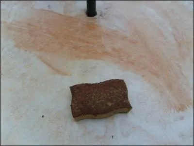 Une habitante de Gardanne est en colre aprs avoir dcouvert des boues rouges sur sa terrasse. Pourquoi ?