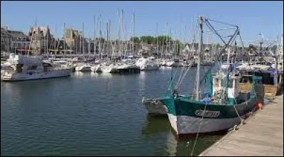 Quelle est cette petite ville de 7 000 habitants, situ&eacute;e &agrave; proximit&eacute; de l'estuaire du Trieux, &agrave; l'extr&eacute;mit&eacute; ouest de la baie de Saint-Brieuc ?