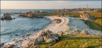 Quel est le nom de cette &icirc;le, longue de 8 km, situ&eacute;e en mer d'Iroise, terre la plus occidentale de la France m&eacute;tropolitaine ?