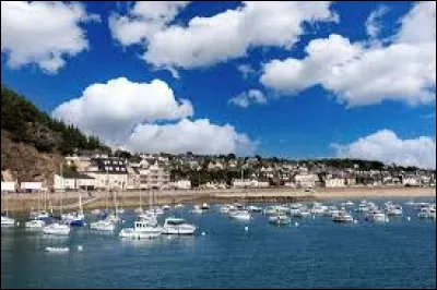 Dans quel d&eacute;partement se trouve Erquy, petite ville de 4 000 habitants, situ&eacute;e dans une anse de la c&ocirc;te de Penthi&egrave;vre, station baln&eacute;aire et "capitale" de la coquille Saint-Jacques ?