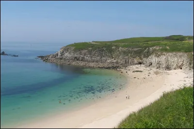 Quel est le nom de cette pointe, situ&eacute;e &agrave; l'extr&eacute;mit&eacute; ouest de la France continentale, qui domine de 30 m&egrave;tres la mer d'Iroise face &agrave; l'archipel de Mol&egrave;ne ?