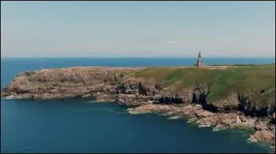 Quel est le nom de ce cap, pointe de gr&egrave;s rose haute de 70 m&egrave;tres au relief tourment&eacute;, qui s'avance dans la Manche en s&eacute;parant la baie de Saint-Brieuc de la baie de Saint-Malo ?