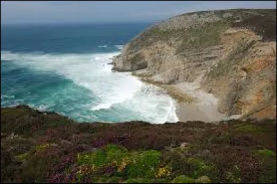 Quel est le nom de ce cap - cap m&eacute;ridional de la presqu'&icirc;le de Crozon - haut de 100 m&egrave;tres, qui fait face &agrave; la c&ocirc;te nord du cap Sizun et ferme la baie de Douarnenez ?