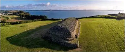 Quel est le nom de ce grand monument n&eacute;olithique &eacute;difi&eacute; 4 500 ans avant notre &egrave;re sur un promontoire et dominant la baie de Morlaix ?