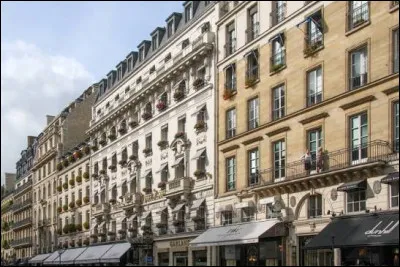 Quelle c&eacute;l&egrave;bre place parisienne se trouve &agrave; l'une des extr&eacute;mit&eacute;s de la rue de la Paix ?