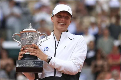 &Agrave; seulement 24 ans (en 2026), cette joueuse polonaise pourrait bien faire tomber les records ! Comment se nomme cette championne qui a d&eacute;j&agrave; remport&eacute; Roland Garros &agrave; 4 reprises en 2020, 2022, 2023 et 2024 ?