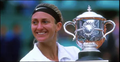 Un seul troph&eacute;e &eacute;galement du c&ocirc;t&eacute; du simple dames pour nos Fran&ccedil;aises. Quelle est cette joueuse qui a remport&eacute; l'&eacute;dition 2000 ?