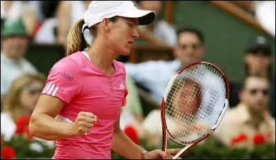 Star du tennis f&eacute;minin dans les ann&eacute;es 2000, qui est cette joueuse belge qui a remport&eacute; Roland Garros &agrave; 4 reprises ?