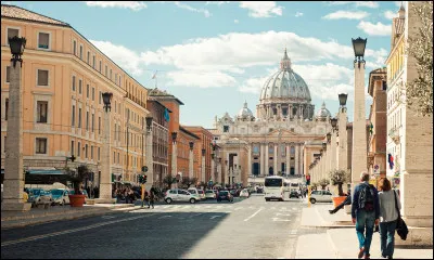 Quel &eacute;crivain fran&ccedil;ais a situ&eacute; une partie de ses r&eacute;cits &agrave; Rome et y a s&eacute;journ&eacute; ?