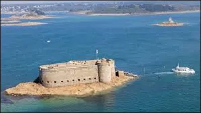 Dans quelle baie se situe le ch&acirc;teau du Taureau, b&acirc;ti sur un &icirc;lot et destin&eacute; &agrave; emp&ecirc;cher les attaques anglaises ?