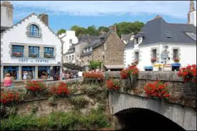 Quelle est cette petite ville de 2 700 habitants, situ&eacute;e sur la c&ocirc;te sud du Finist&egrave;re, surnomm&eacute;e "la cit&eacute; des peintres" ?