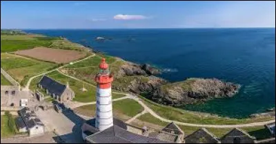 Quelle est cette pointe rocheuse &agrave; l'entr&eacute;e de la rade de Brest qui domine la mer de 20 m&egrave;tres ?