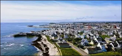 Quelle est cette petite ville de 2 600 habitants, situ&eacute;e sur la c&ocirc;te sud du Finist&egrave;re, important port de p&ecirc;che artisanale ?