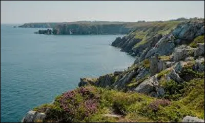 Quel est le nom de ce cap, bord&eacute; au nord par la baie de Douarnenez et au sud par celle d'Audierne, qui correspond &agrave; l'une des extr&eacute;mit&eacute;s occidentales du Massif armoricain ?