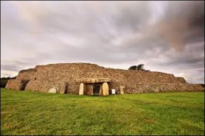Dans quel d&eacute;partement se situe la petite &icirc;le de Gavrinis, connue pour son cairn &eacute;difi&eacute; 4 000 ans avant notre &egrave;re ?