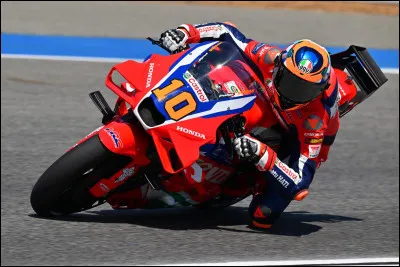 Ce pilote roule pour l&rsquo;&eacute;quipe Honda et est tr&egrave;s connu pour &ecirc;tre le demi-fr&egrave;re de Valentino Rossi. Il s&rsquo;agit de&hellip;