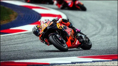 Ce pilote a roul&eacute; pour l&rsquo;&eacute;quipe Ducati officielle et a remport&eacute; la premi&egrave;re course de l&rsquo;&eacute;quipe Gresini en MotoGP. Qui est-ce ?