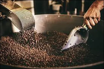 Comment s'appelle le processus de cuisson des grains de caf&eacute; qui permet de r&eacute;v&eacute;ler ses ar&ocirc;mes ?