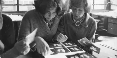 Quel magazine hebdomadaire fond&eacute; en 1945 est devenu une r&eacute;f&eacute;rence dans le monde de la mode et de la culture ?