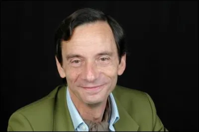 Qui est ce journaliste qui a pr&eacute;sent&eacute; le mini-magazine t&eacute;l&eacute;vis&eacute; ''Un livre, un jour'' ?