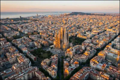 Dans quelle ville espagnole trouve-t-on le quartier de l&rsquo;Eixample ?